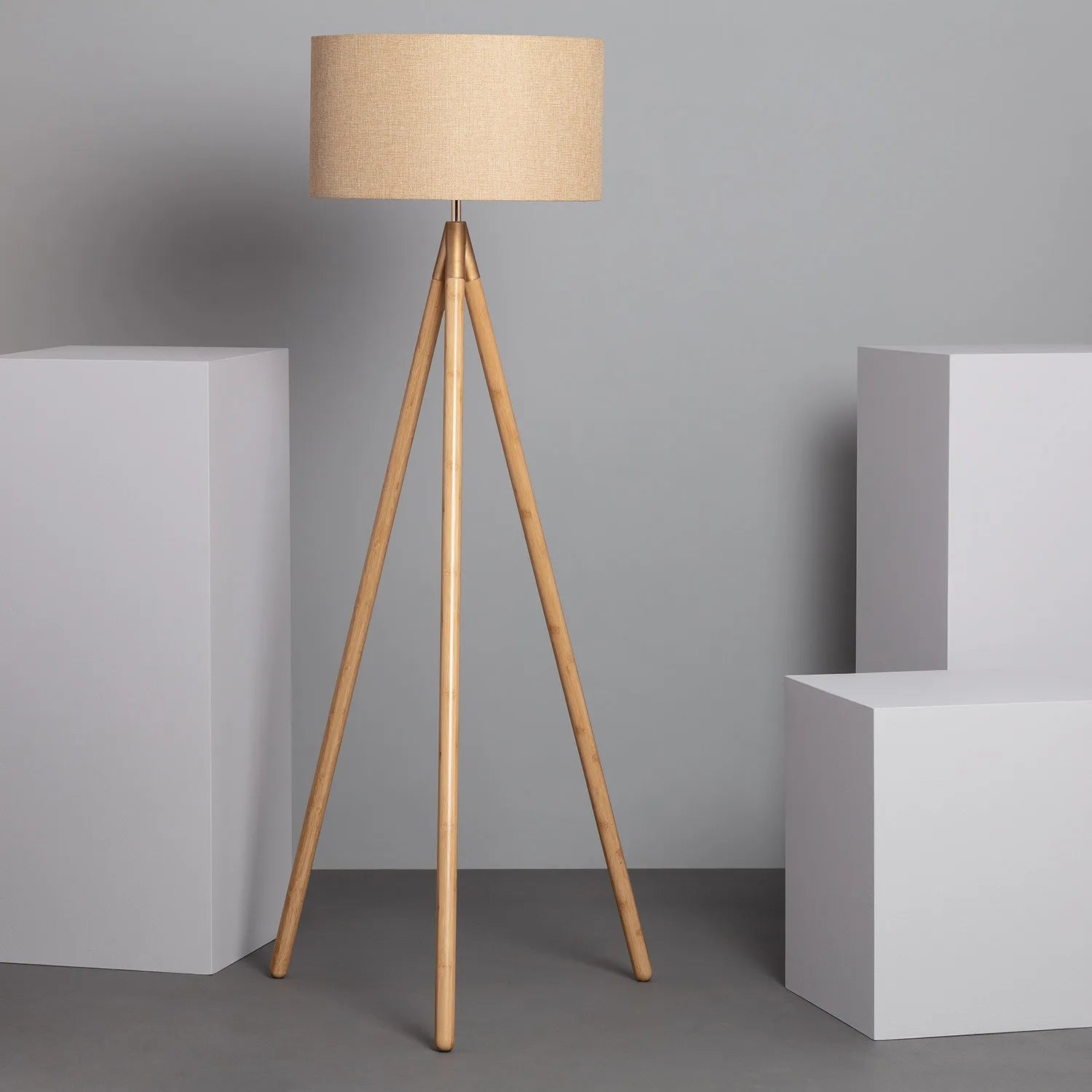 Lampadaire TECHBREY en bois et tissu Wolby