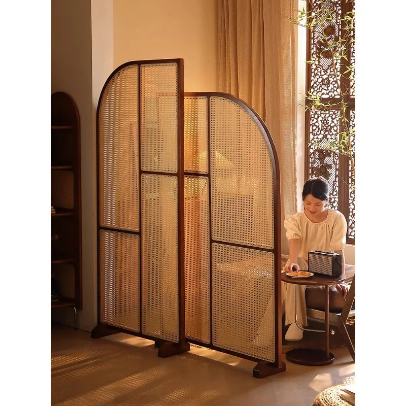 Japanese-style solid wood rattan screen partition is opposite the door to the home, living room entrance is blocked, and mobile