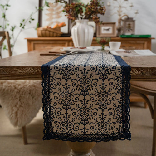 Chemin de table campagne bleu marine dentelle blanche - vue 4 sur 5