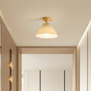 Moderne LED-Deckenleuchte aus Holz und plissiertem Stoff