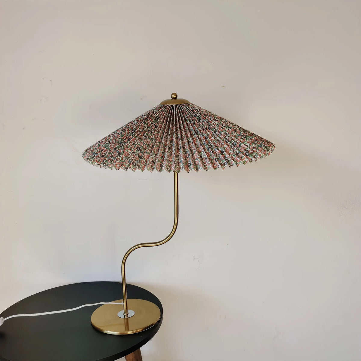 Retro-Tischlampe in dekorativer Schirmform, schwenkbar
