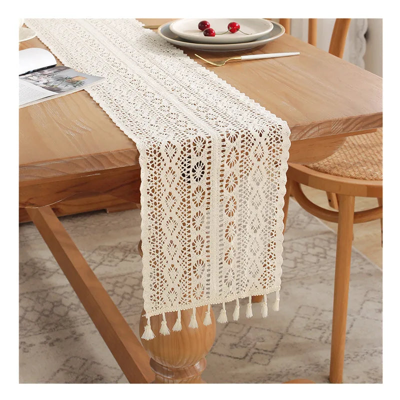 Chemin de table dentelle crochet beige vintage pompons