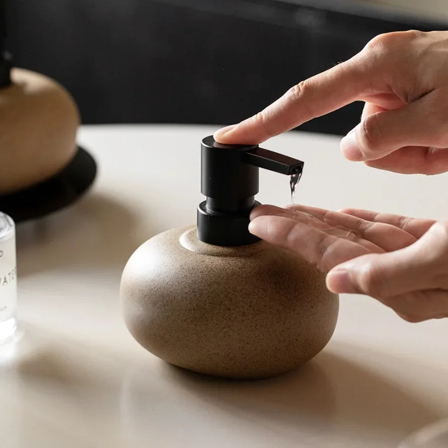 bouteille en céramique pour lotion et savon décorative - vue 3 sur 6