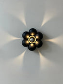 Minimalistische Wandleuchte in Blumenform für ein sanftes Ambiente