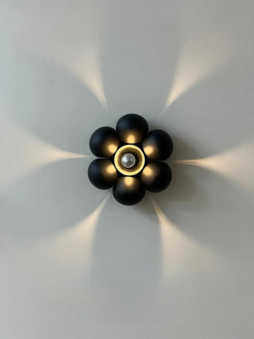 Minimalistische Wandleuchte in Blumenform für ein sanftes Ambiente - vue 3 sur 8