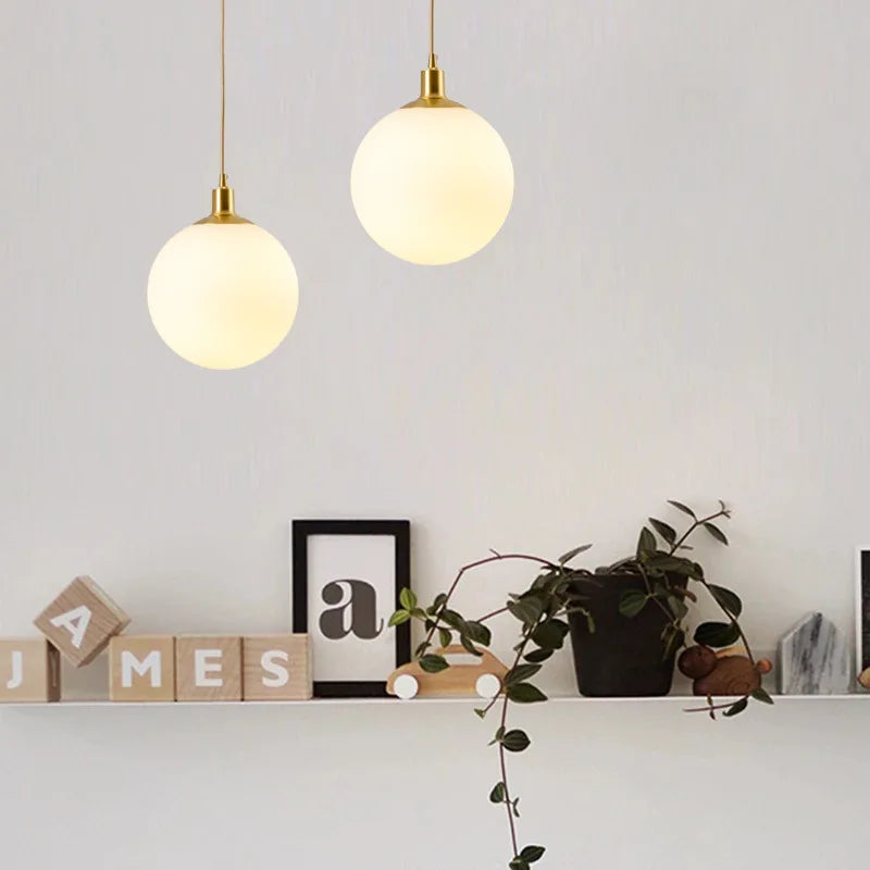 Minimalistische Pendelleuchte aus Messing mit milchglas Orbe - vue 4 sur 9