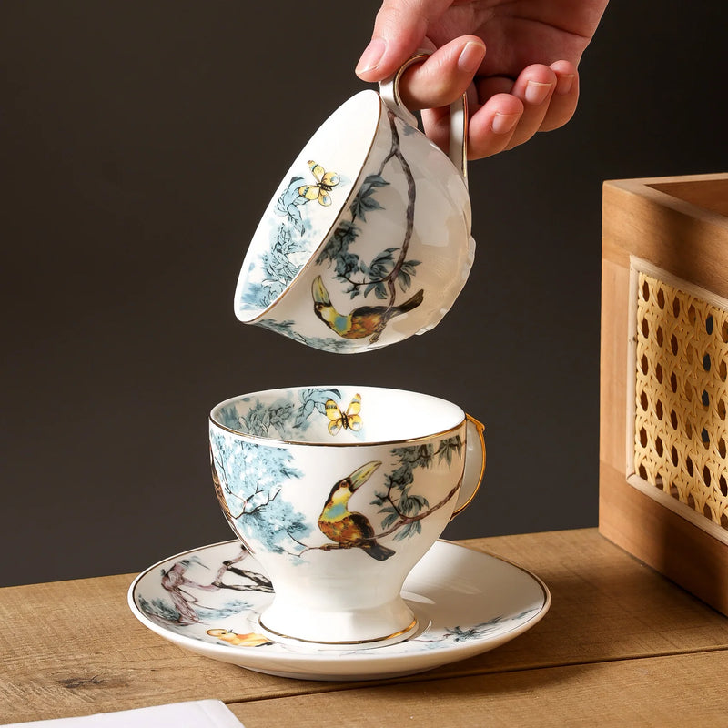 Tasses et soucoupes céramique motif fleurs oiseaux
