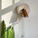 Moderne Wandleuchte aus Holz und Naturstein mit Schalter