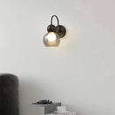 Moderne Wandleuchte aus Glas und Kupfer mit elegantem Design für den Innenbereich