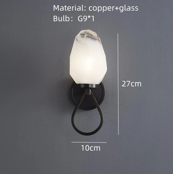 Moderne Wandleuchte aus Messing mit weißem Glas