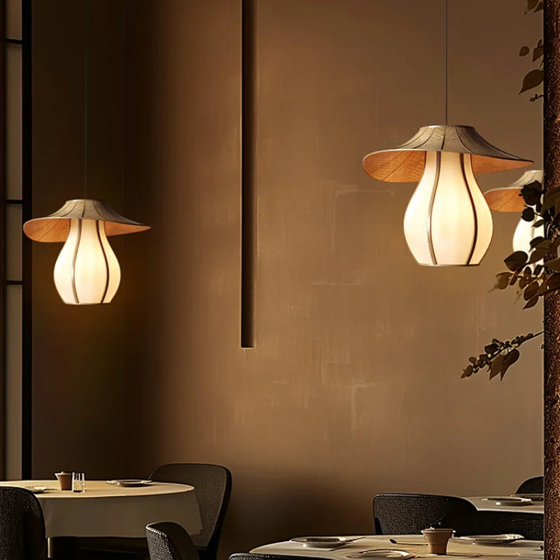 Elegante und moderne Wabi-Sabi-Pendelleuchte aus Stoff und Rattan - vue 3 sur 8