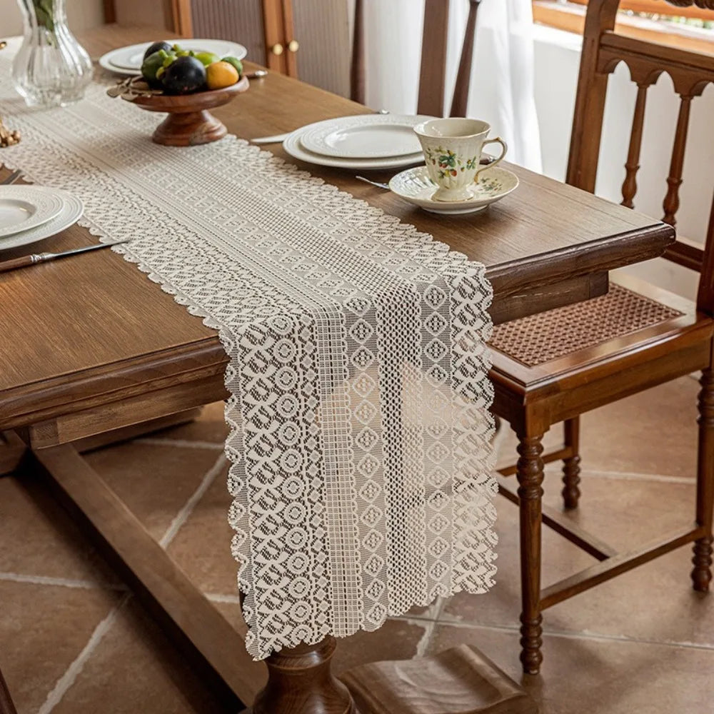 Chemin de table dentelle ajourée style vintage romantique - vue 3 sur 7