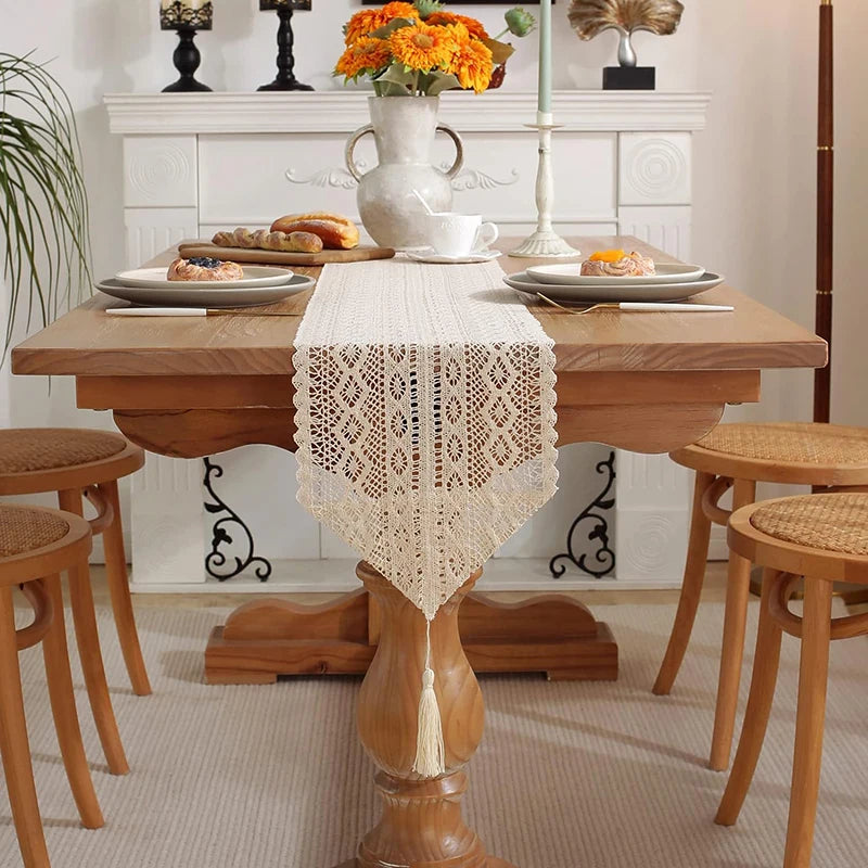 Chemin de table dentelle crochet bohème pompons beige