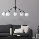 Moderner Kronleuchter aus Milchglas für elegantes Interieur