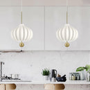 Moderne Pendelleuchte mit höhenverstellbarem Kabel aus Metall