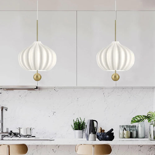 Moderne Pendelleuchte mit höhenverstellbarem Kabel aus Metall