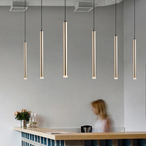 Moderne LED-Pendelleuchte in Gold für minimalistische Innenräume