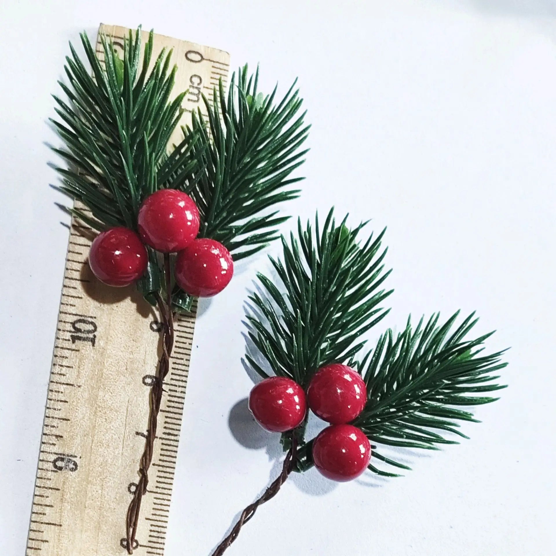 accessoires de couronne de noël fausses baies et pommes de pin - vue 4 sur 8