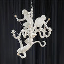 LED-Pendelleuchte aus Harz mit kletterndem Affen und kreativem Tierdesign im nordischen Stil
