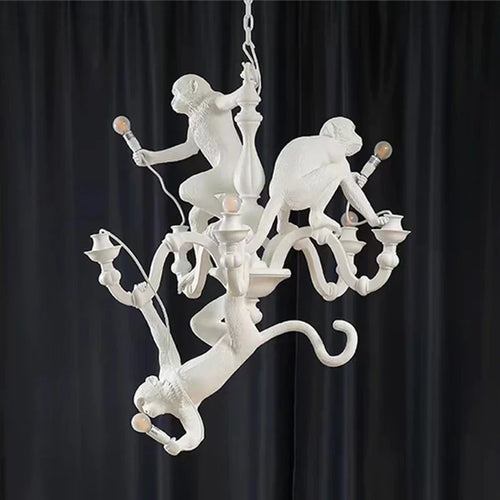 LED-Pendelleuchte aus Harz mit kletterndem Affen und kreativem Tierdesign im nordischen Stil - vue 5 sur 7