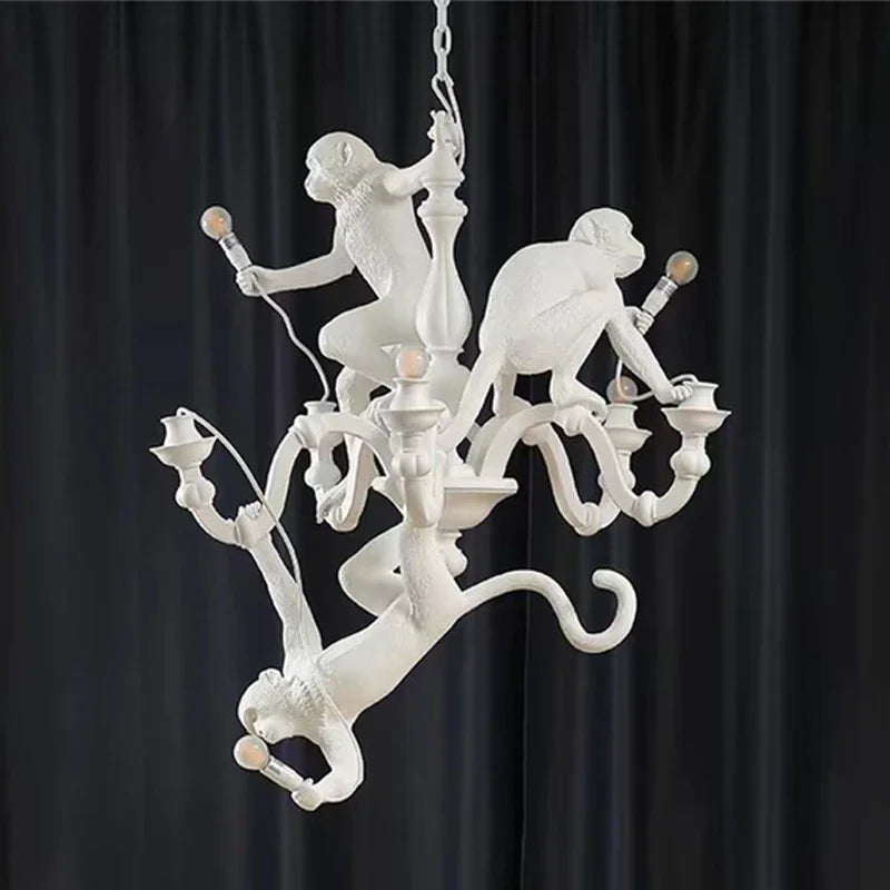 LED-Pendelleuchte aus Harz mit kletterndem Affen und kreativem Tierdesign im nordischen Stil - vue 4 sur 7