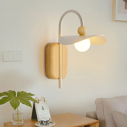Nordische Wandleuchte aus Holz mit LED-Leuchtmittel für den Innenbereich
