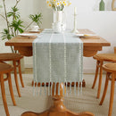 Chemin de table bohème brodé avec pompons tissés