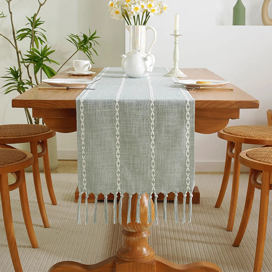 Chemin de table bohème brodé avec pompons tissés - vue 5 sur 7