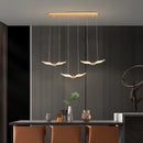 Moderner Kronleuchter als Pendelleuchte für kreative und minimalistische Atmosphäre