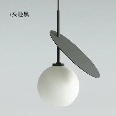 Moderne Pendelleuchte aus Glas für kreative Innendekoration