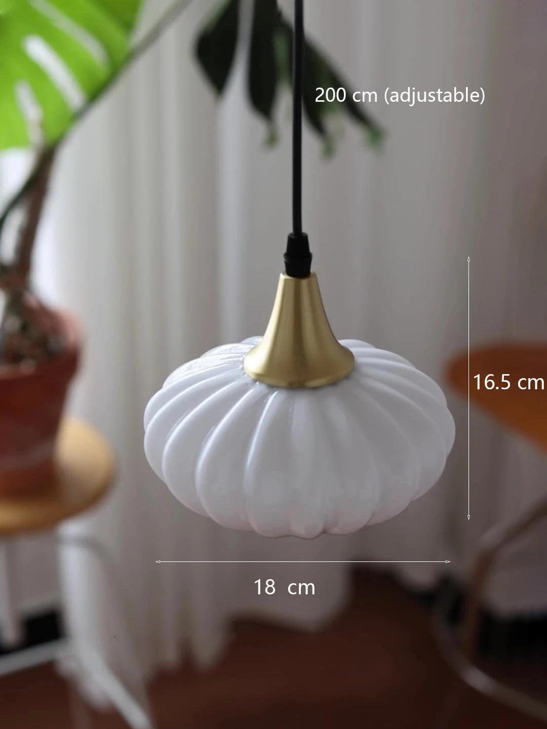 Japanische Pendelleuchte aus Glas im skandinavischen Design für ein elegantes Interieur