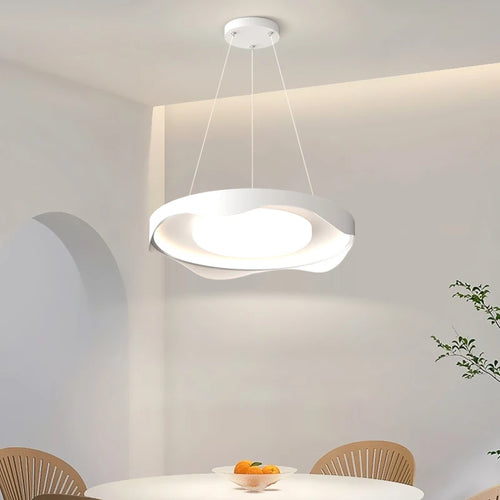 Moderne Pendelleuchte im nordischen Rundholz-Stil mit Augenschutz