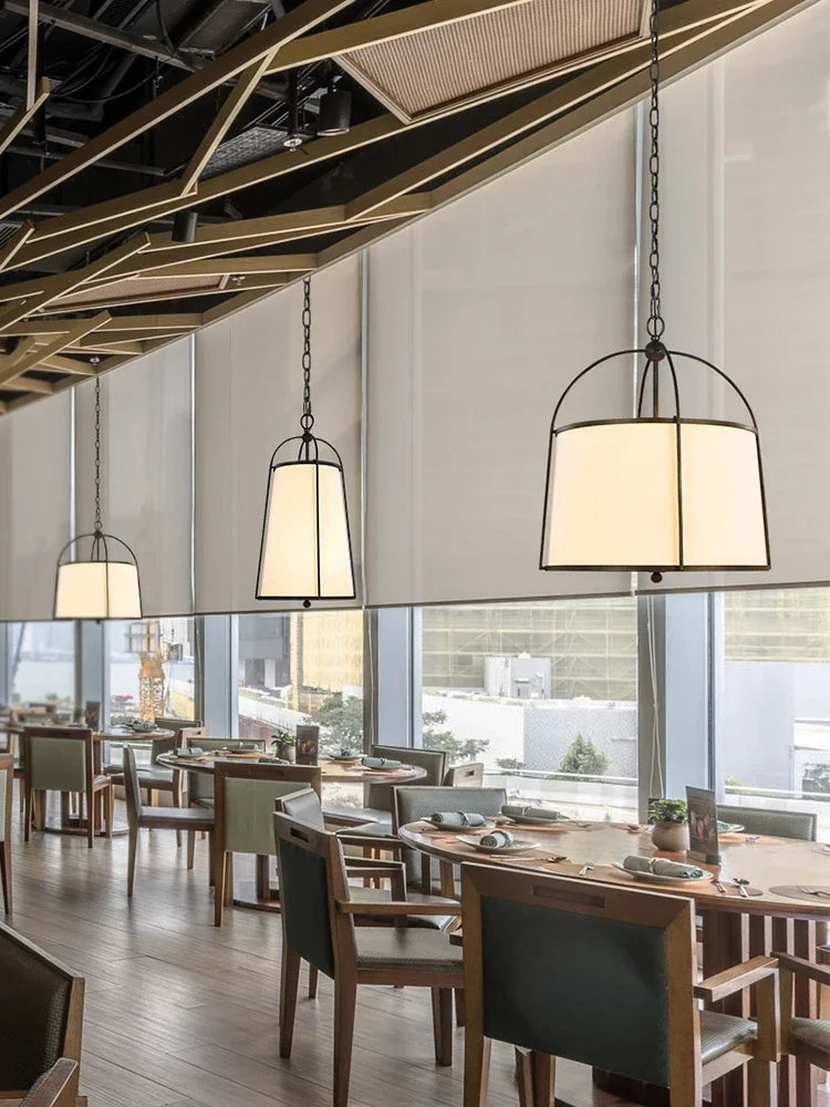 Goldene und schwarze Pendelleuchte für modernes japanisches Restaurant - vue 3 sur 9
