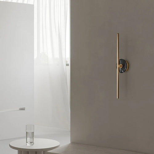 Minimalistische Wandleuchte aus Naturmarmor mit Messinglinie - vue 2 sur 12