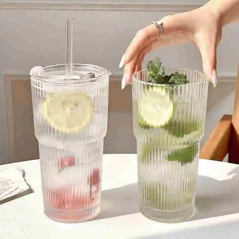 Grande tasse verre rayé avec couvercle et paille