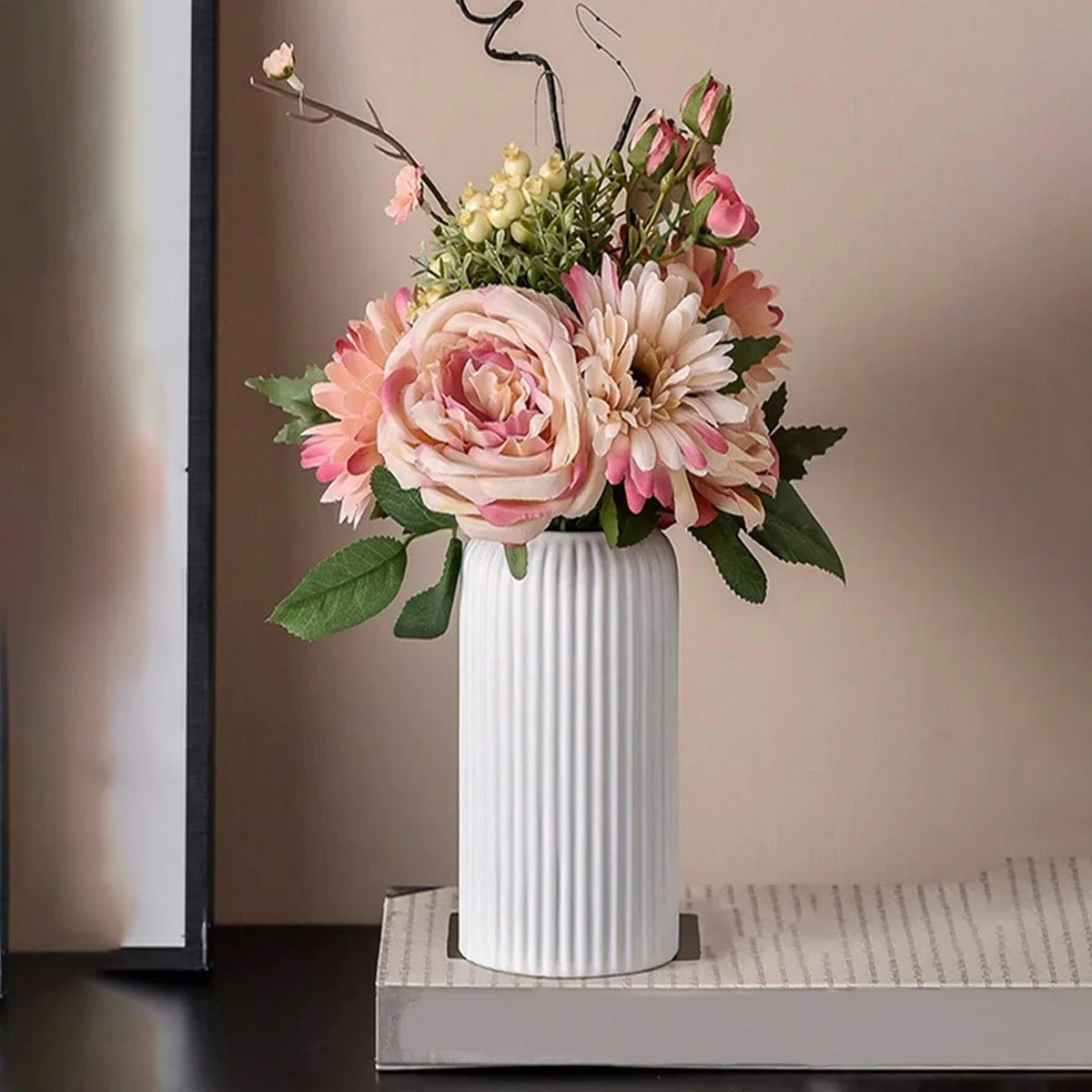 Striped Ceramic-Like Plastic Vase for Flowers, Decorative Floral Arrangement Display, Creative Little Flower Vase - vue 3 sur 6