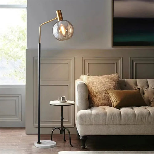 Elegante Stehleuchte in Gold und Schwarz aus Metall und Glas - vue 2 sur 9