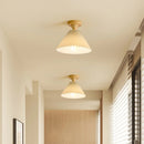 Moderne LED-Deckenleuchte aus Holz und plissiertem Stoff