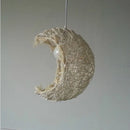 Lustre créatif en rotin en forme de lune