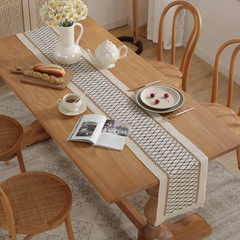 Chemin de table bohème beige pompons motifs géométriques