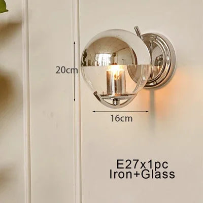 Wandleuchte aus Glas mit eleganter Chromoberfläche