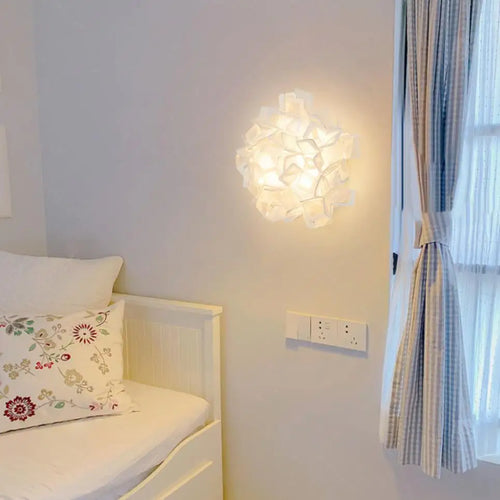 Moderne LED-Wandleuchte aus Acryl mit weißer Blume – romantisches Design