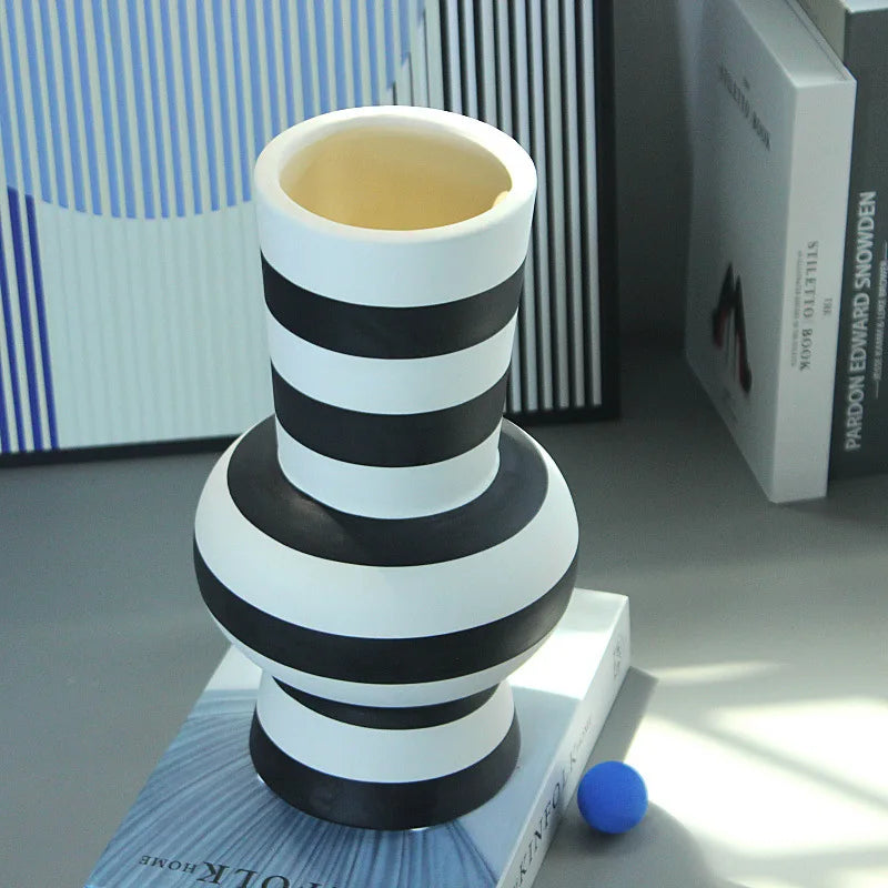 vase en céramique à rayures géométriques pour décoration intérieure - vue 5 sur 8