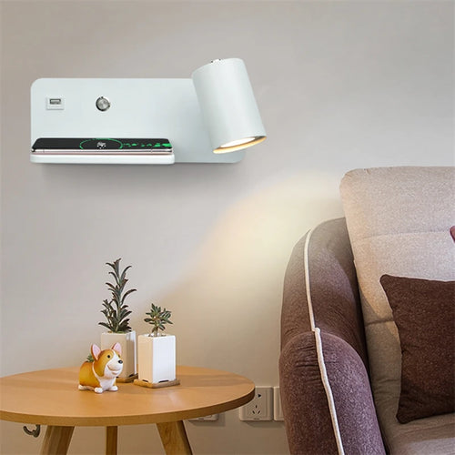 Moderne LED-Wandleuchte mit USB-Anschluss und kabelloser Ladefunktion