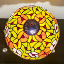 Tischlampe im Tiffany-Stil mit dekorativer Blumenverzierung aus farbigem Glas