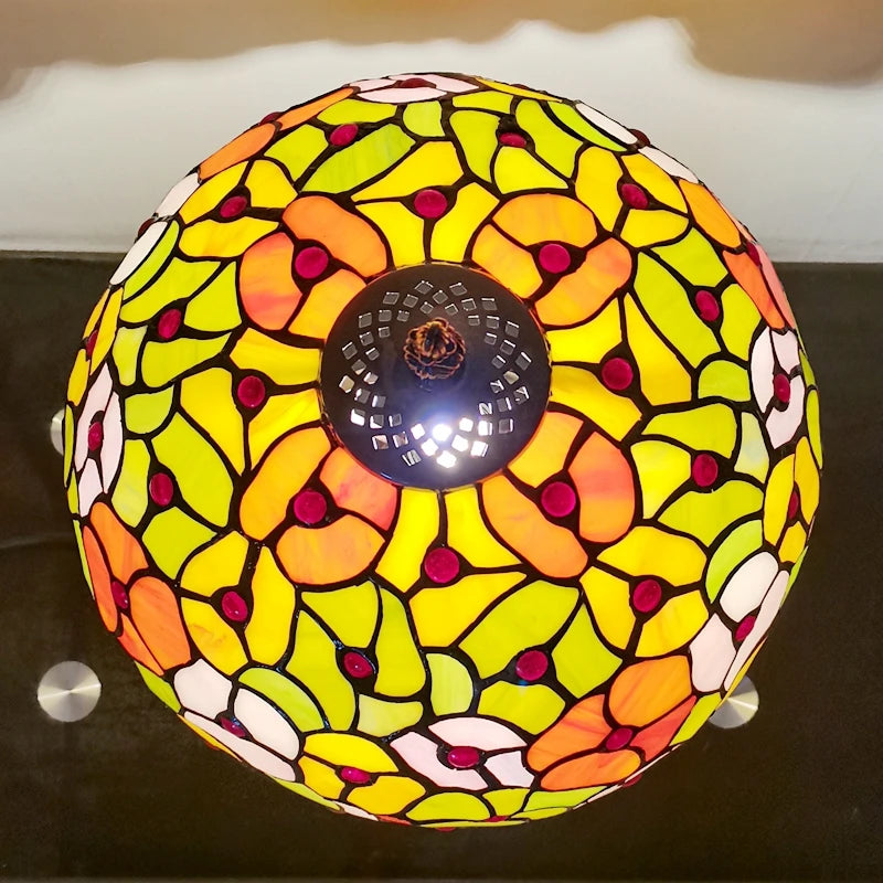 Tischlampe im Tiffany-Stil mit dekorativer Blumenverzierung aus farbigem Glas - vue 6 sur 6