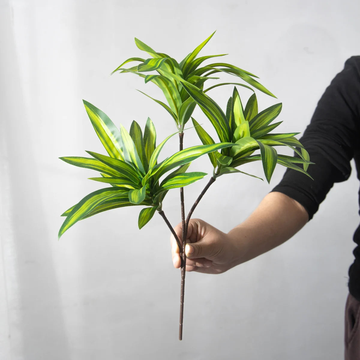 plante tropicale artificielle à trois têtes en pot décoratif - vue 8 sur 8