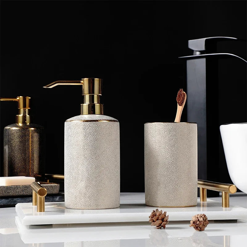 distributeur de savon en céramique et accessoires de salle de bain dorés - vue 5 sur 10