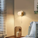 Postmoderne Wandleuchte Gold mit nordischer Glaskugel