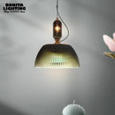 Pendelleuchte aus skulpturiertem Glas im Retro-Stil mit modernem Flair